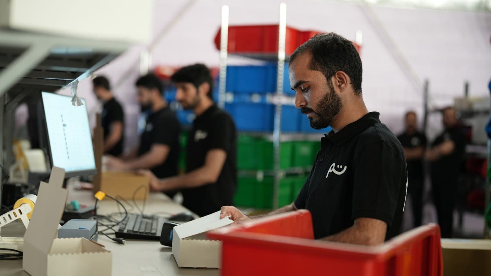 فريق تم يجهّز الطلبات في مستودع الدمام